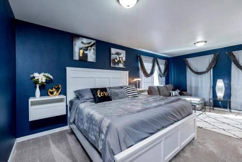 - une chambre avec des murs bleus et un grand lit dans l'établissement SM2E CELEBRATION VILLA Wedding, reunion, Bday, RV Parking, à Snohomish