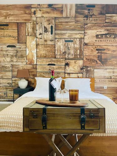 a bed with a table with drinks and a bottle of wine at Villa 112 in Dîrlos