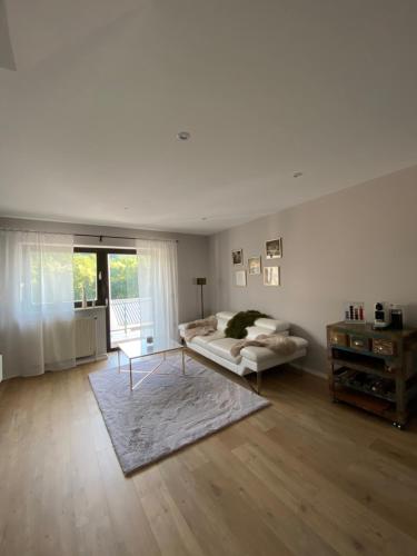 een woonkamer met een bank en een tafel bij Luxusferienhaus mit Blick ins Grüne in Contwig