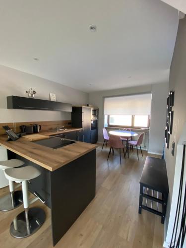 a kitchen with a counter and a table with chairs at Ferienhaus mit Blick ins Grüne in Contwig