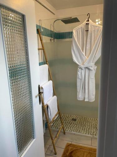 une salle de bain avec un porte-serviettes et deux chaises dans l'établissement Chez Souka, à Carcassonne