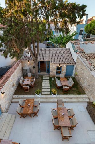 an overhead view of a patio with tables and chairs at EFLIN HAUS Historical Place & Monument in Cesme