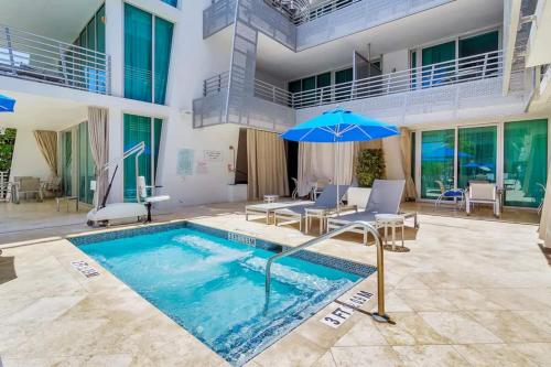 Piscina en o cerca de Boutique Suites 3 min walk to beach