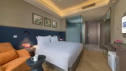 a bedroom with a large white bed and a couch at Holiday Inn Express Beijing Badaling by IHG in Yanqing