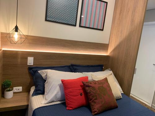 een slaapkamer met een bed met een houten hoofdeinde bij The Luxury & Elegance - Arujá SP in Arujá