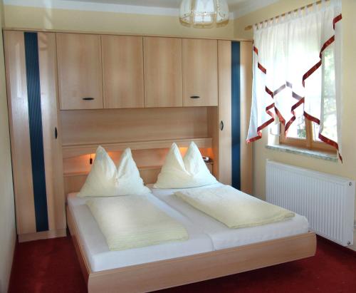 Ein Bett oder Betten in einem Zimmer der Unterkunft Pension Scherwirt