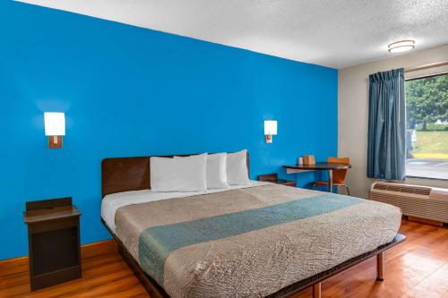 Motel 6-Atlanta, GA tesisinde bir odada yatak veya yataklar