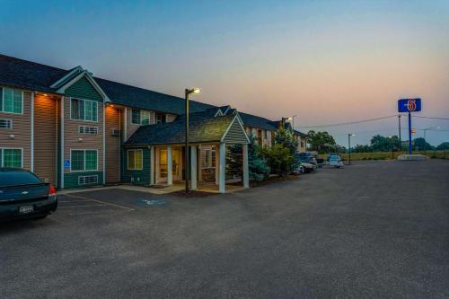 a parking lot in front of a hotel at Motel 6-Idaho Falls, ID - Snake River in Idaho Falls
