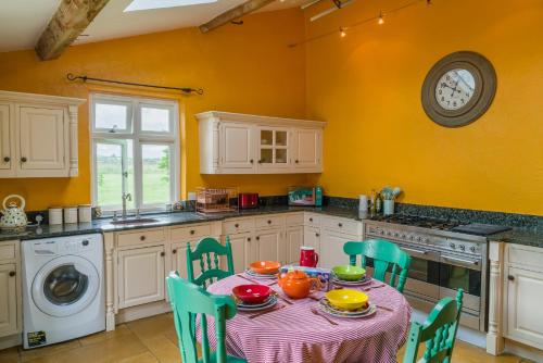 uma cozinha com uma mesa com uma toalha de mesa em Idyllic Suite at Lower Fields Farm em Napton on the Hill