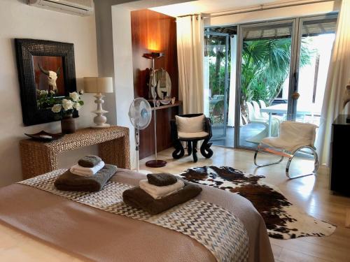 um quarto com uma cama com duas toalhas em Ibiza style house,6 pers, luxury,with private pool em San Jose de sa Talaia