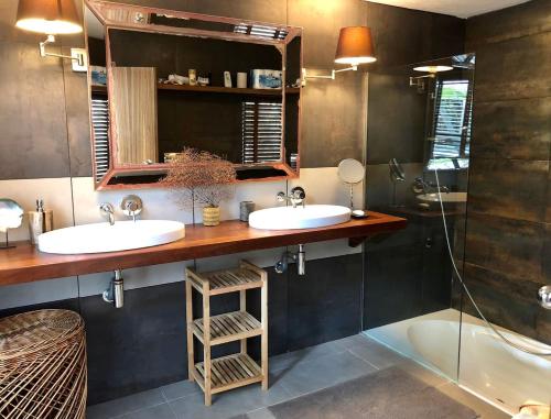 y baño con 2 lavabos, espejo y bañera. en Ibiza style house,6 pers, luxury,with private pool en San José
