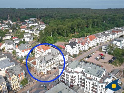 ein großes weißes Gebäude mit einem blauen Kreis darauf in der Unterkunft Villa Frohsinn Whg. 12 in Bansin