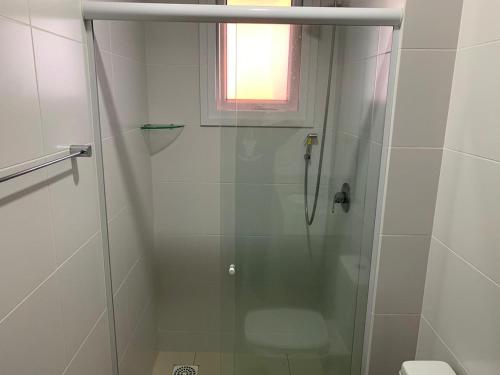 un bagno con doccia, WC e finestra di EA-Apto com vista do mar em Praia dos Ingleses a Florianópolis