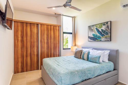 普拉亚卡门Entire House- 3BR with Private Roof Top Deck的一间卧室配有一张带木门的床