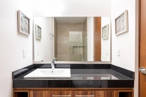 普拉亚卡门Entire House- 3BR with Private Roof Top Deck的带水槽和大镜子的浴室