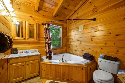 Bathroom sa GYPSY ROAD - Privacy! Log Cabin with Hot Tub, WiFi, DirecTV and Arcade