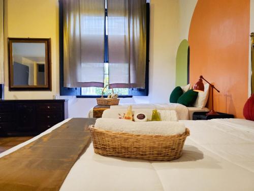 a living room with a basket on a table at Hotel Brunette in Santa Ana