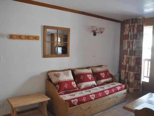 a living room with a couch and a mirror at Appartement Valloire, 2 pièces, 4 personnes - FR-1-263-392 in Valloire