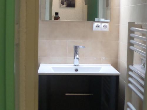 ヴァロワールにあるAppartement Valloire, 2 pièces, 4 personnes - FR-1-263-238のバスルーム(白い洗面台、鏡付)