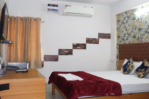 a bedroom with a bed and a desk and a bed sidx sidx sidx at The Salvation Army RED SHIELD GUEST HOUSE in Kolkata