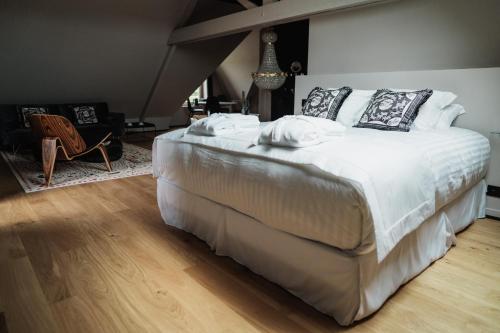 a bedroom with a large bed with white sheets and pillows at Maison Durieux in Limoges