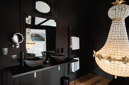 La salle de bains est pourvue de 2 lavabos et d'un miroir. dans l'établissement Maison Durieux, à Limoges