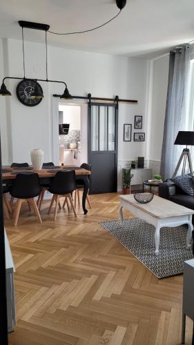 Una sala de estar con una mesa y un comedor. en COLMAR Centre VILLE 6 couchages 3 grandes chambres, en Colmar