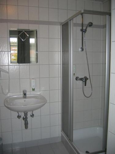 ein Badezimmer mit Waschbecken und Dusche in der Unterkunft Cobaneshof in Gobelsburg