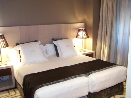 Katil atau katil-katil dalam bilik di Washington Parquesol Suites & Hotel