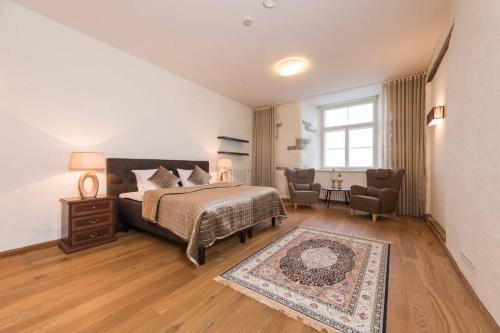 ein Schlafzimmer mit einem Bett und einem Tisch und Stühlen in der Unterkunft Tallinn City Apartments - Luxury 3 bedroom, sauna, views in Tallinn
