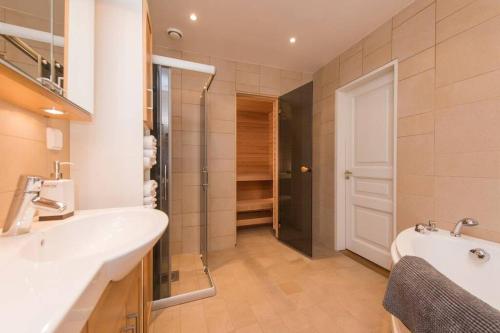 ein Badezimmer mit Waschbecken, Dusche und Badewanne in der Unterkunft Tallinn City Apartments - Luxury 3 bedroom, sauna, views in Tallinn