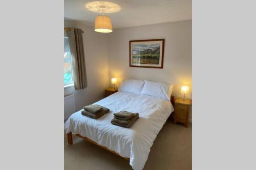 een slaapkamer met een bed met twee handdoeken erop bij Stylish and modern home in Uppingham, Rutland in Uppingham