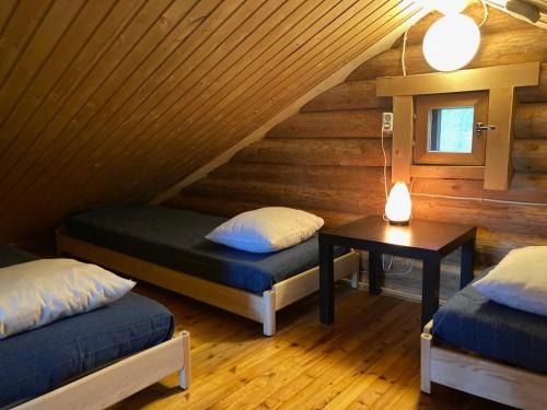 Postel nebo postele na pokoji v ubytování Mökki Jyväskylä