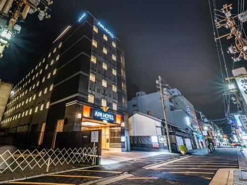 奈良的住宿－APA Hotel Kintetsu-Nara Ekimae，夜幕降临的城市街道上