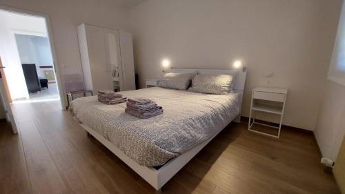 - une chambre avec un lit et 2 oreillers dans l'établissement Arco Home, à Arco