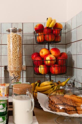 eine Theke mit Körben voller Äpfel, Bananen und anderen Lebensmitteln in der Unterkunft Hotel Victoria in Eforie Nord