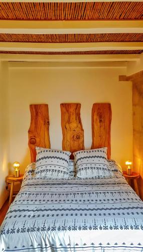 une chambre avec un lit avec une couette bleue et blanche dans l'établissement Vue la plus haute sur l'Amphithéâtre-arènes, à Arles