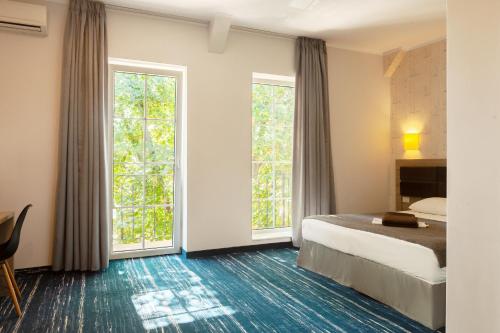 En eller flere senge i et værelse på Hotel Victoria