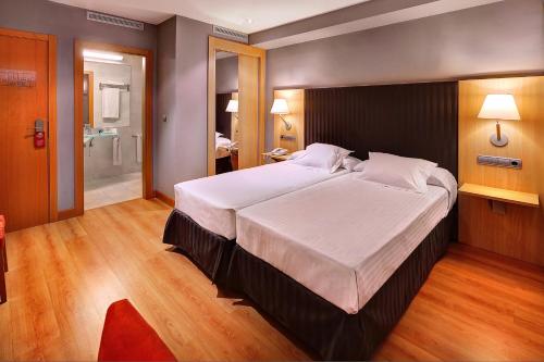 Giường trong phòng chung tại U Hotel Villa-Gomá