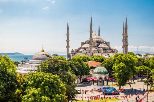 イスタンブールにあるBenler Otel Laleli ISTanbulの青空のイスタンブールのアフメットモスクの眺望