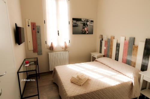 ボローニャにあるLe Stanzeの小さなベッドルーム(ベッド1台、窓付)
