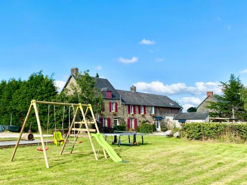 Ο χώρος παιχνιδιού για παιδιά στο Greener Pastures - Normandy Self Catering Gites