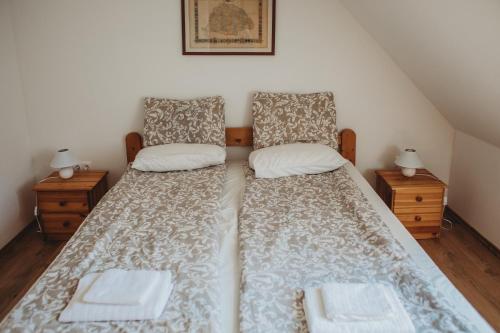 Un pat sau paturi într-o cameră la Andante Vendégház