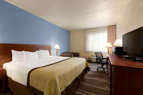 Giường trong phòng chung tại Ramada by Wyndham Fargo