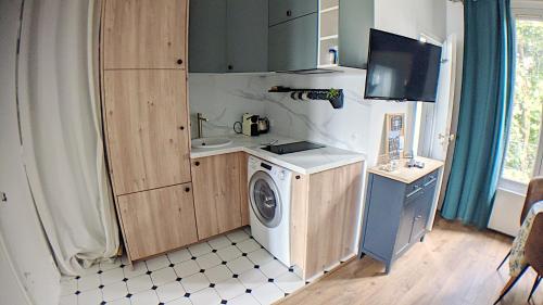 une cuisine avec un lave-linge et un lave-linge dans l'établissement Rêves Paisibles - Choisy - Emeuraude, à Choisy-le-Roi
