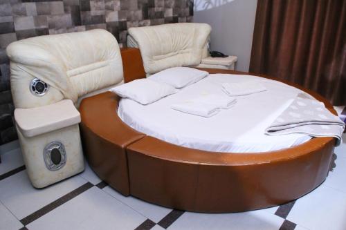 Una cama o camas en una habitación de GOLDEN SECONDS Hotel