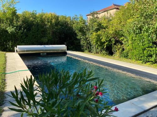 une route et un bassin d'eau à côté d'une rue dans l'établissement Coeur de Calignac, à Calignac