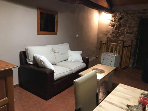 a living room with a couch and a table at Casa Rural del Acebo in Espinoso de Compludo