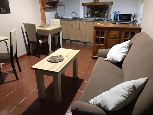 Espinoso de Compludo的住宿－Casa Rural del Acebo，客厅配有沙发和桌子