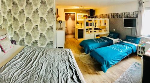 sypialnia z 2 łóżkami i kuchnią w obiekcie Wohnung mit Charme, Netflix w mieście Rheinstetten